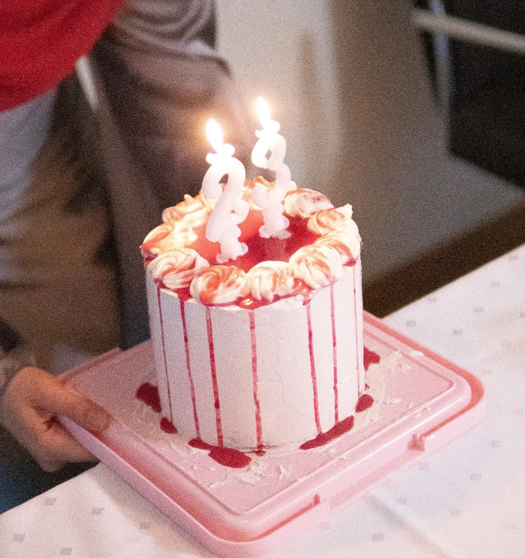 Gâteau d'anniversaire à la framboise avec bougies chiffre 23