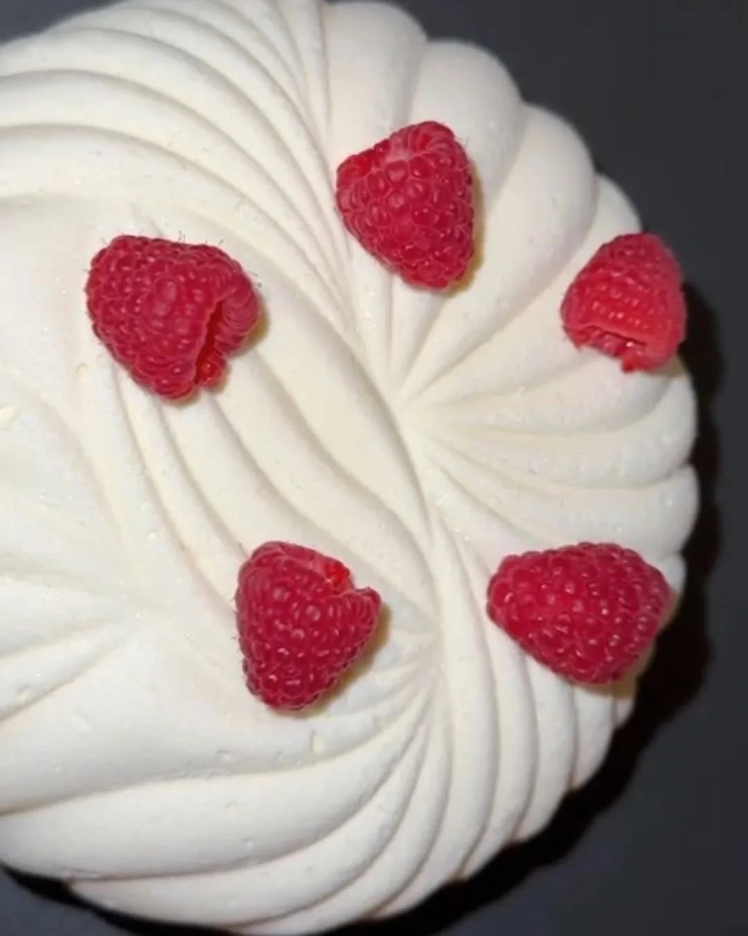 Gâteau à la chantilly et framboises fraîches
