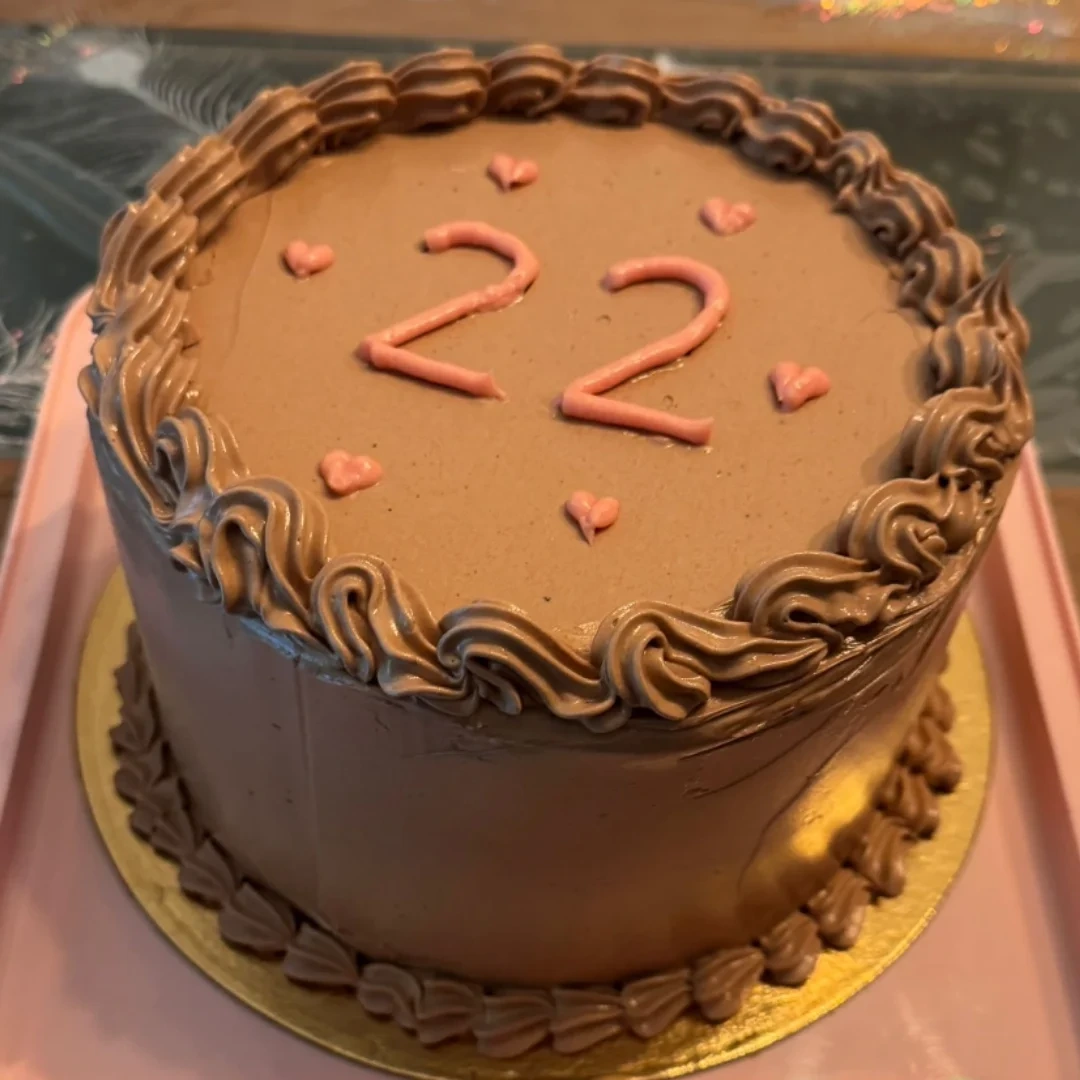 Gâteau au chocolat avec le chiffre 22