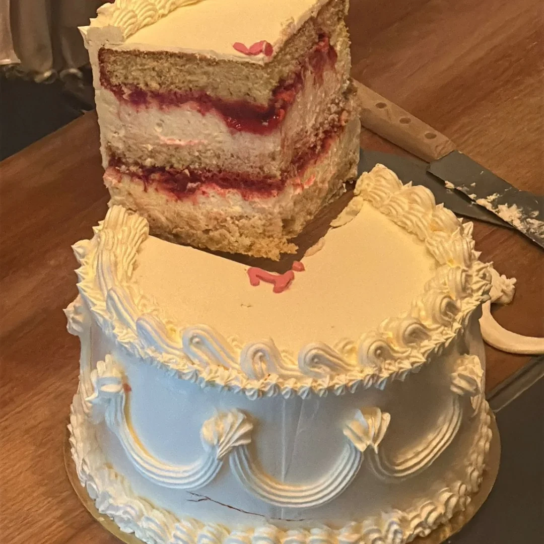 Gâteau coupé montrant les couches de biscuit et de crème